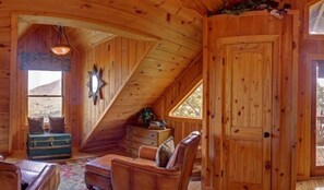 Casa | Área de sala de estar | Televisión de pantalla plana y chimenea 