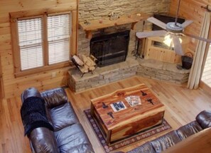 Casa | Sala de estar | Televisión de pantalla plana, chimenea, reproductor de DVD y futbolito 