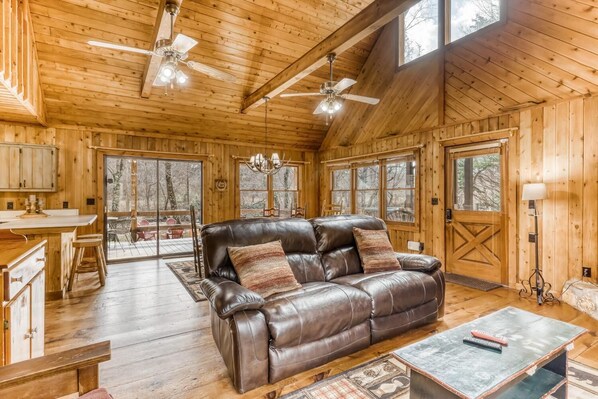 單棟房屋 | 客廳 | 平面電視、壁爐、DVD 播放機