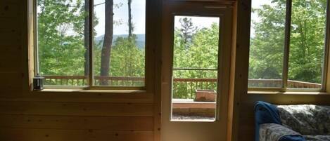 ハウス | リビング エリア | 薄型テレビ、暖炉、DVD プレーヤー