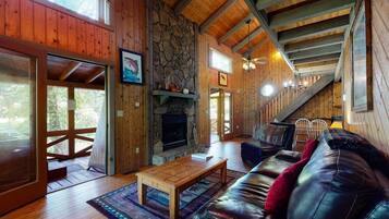 House | Living room | Flat-screen TV, fireplace, DVD player