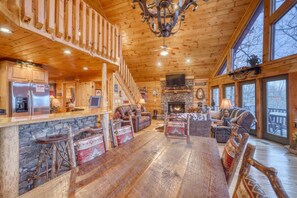 House | Living room | TV, fireplace, DVD player - Lonesome Dove (Blue Ridge)