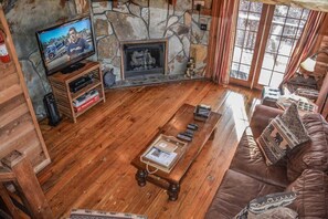 Casa | Área de estar | TV de tela plana, lareira, DVD player