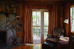 Casa | Área de estar | TV de tela plana, lareira, DVD player