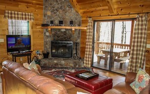 Casa | Sala de estar | Televisión de pantalla plana, chimenea y reproductor de DVD