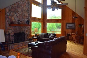 House | Living area | Flat-screen TV, fireplace - Beavers Mountain Escape (Morganton)