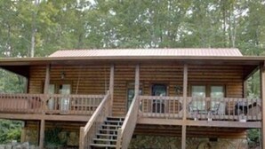 Eine Holzdiele mit Veranda und einer Treppe zu einer Terrasse.
