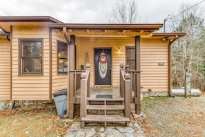 A wooden cabin with a porch, stone steps, and a mailbox. - Twin Peaks 2/malu (Blue Ridge)