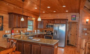 House | Private kitchen | Stovetop, dishwasher, cookware/dishes/utensils - Dream Catcher (Morganton)