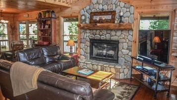 Nhà | Khu phòng khách | TV màn hình phẳng, lò sưởi, đầu đĩa DVD, bàn bóng bàn