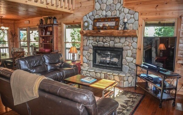 House | Living area | Flat-screen TV, fireplace, DVD player, ping pong