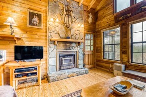 独立别墅 | 客厅 | 平板电视、壁炉、DVD 播放器