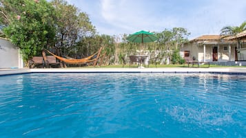 Hồ bơi ngoài trời, dù/ô trên bãi biển/hồ bơi, ghế dài tắm nắng