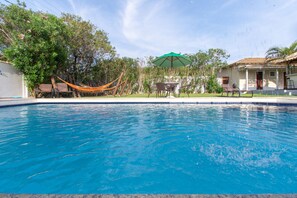 Outdoor pool, pool umbrellas, pool loungers - Pousada Casuarina Ferradura (Búzios)
