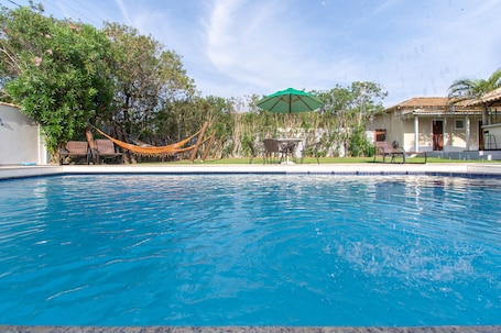 Açık yüzme havuzu, havuz şemsiyeleri, şezlonglar