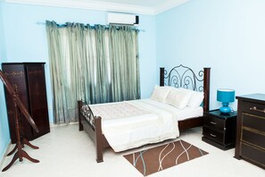 Frigobar, cofres nos quartos, quartos à prova de som, Wi-Fi de cortesia