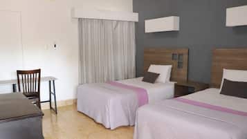 Habitación doble Prestigio, 2 camas matrimoniales | Cortinas blackout, tabla de planchar con plancha y wifi gratis