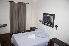 1 Schlafzimmer, Allergikerbettwaren, Schreibtisch, Bügeleisen/Bügelbrett