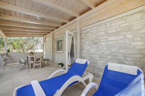 Escritorio, sistema de insonorización, tabla de planchar con plancha