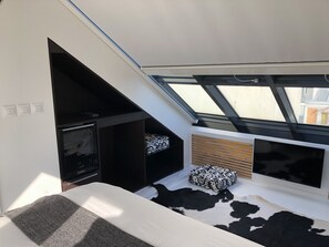 1 Schlafzimmer, Zimmersafe, Schreibtisch, Bügeleisen/Bügelbrett