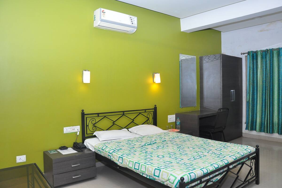 Deluxe Double or Twin Room | Individually decorated, individually furnished, desk, laptop workspace