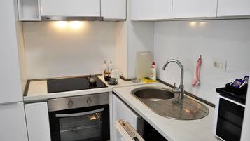 Căn hộ Deluxe, 1 phòng ngủ, không hút thuốc, quang cảnh thành phố | Bếp riêng | Tủ lạnh, lò vi sóng, bếp nấu, máy rửa bát