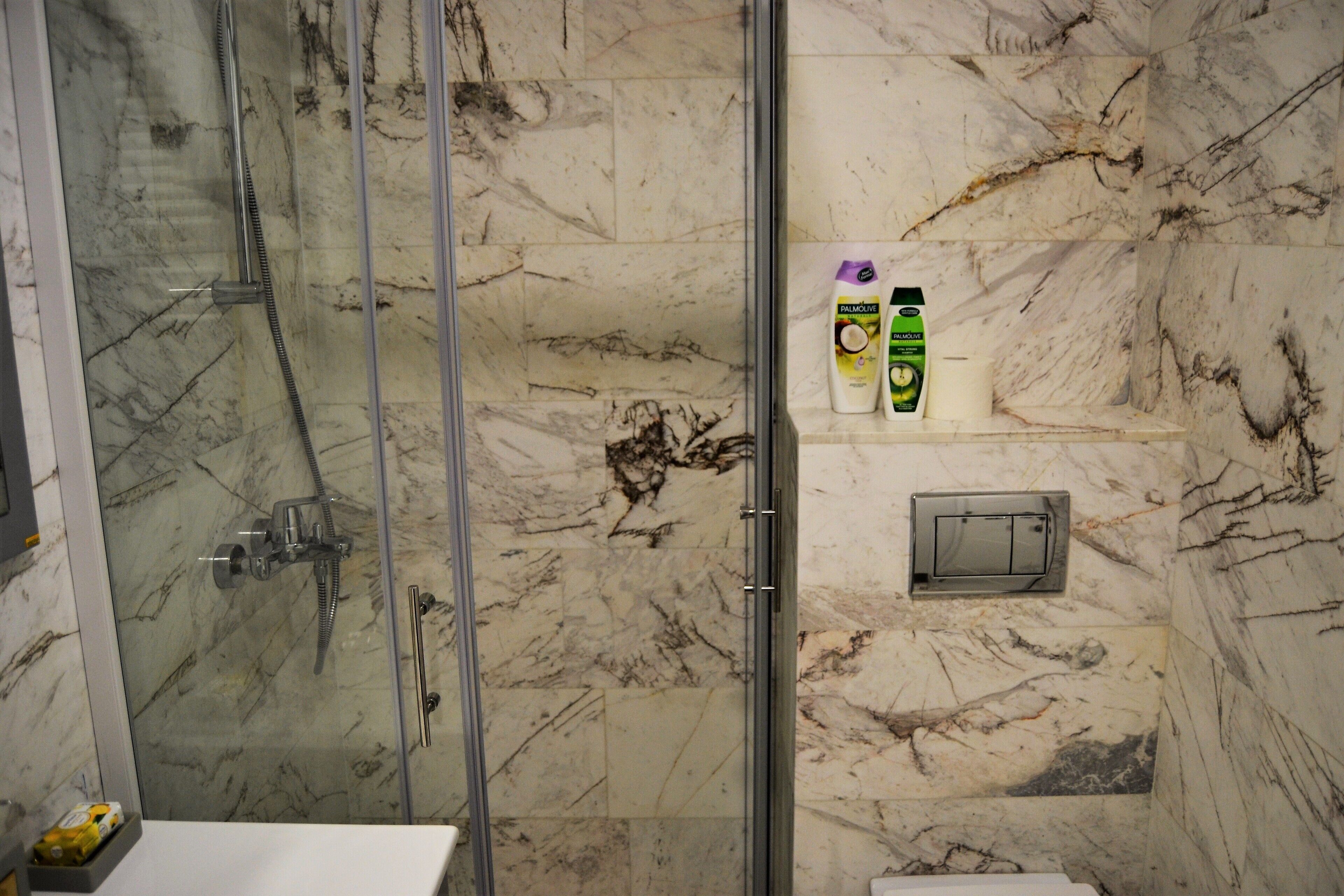 豪華公寓, 1 間臥室, 非吸煙房, 城市景觀 | 浴室 | 淋浴設備、免費盥洗用品、吹風機、毛巾