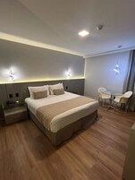 Minibar, caja de seguridad en la habitación y cortinas blackout 