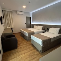 Quarto triplo luxo | Frigobar, cofres nos quartos, cortinas blackout, Wi-Fi de cortesia