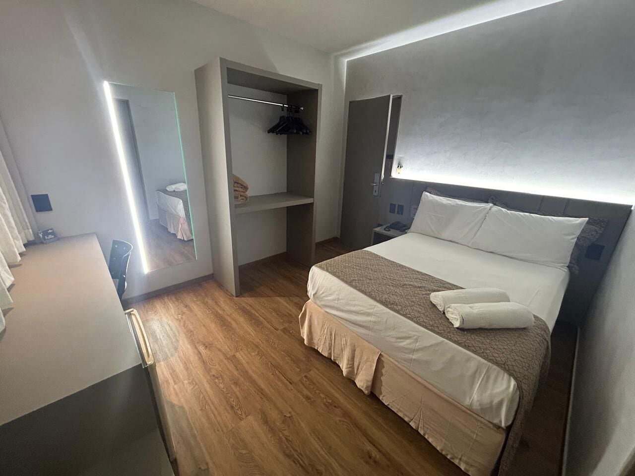 Minibar, caja de seguridad en la habitación y cortinas blackout 