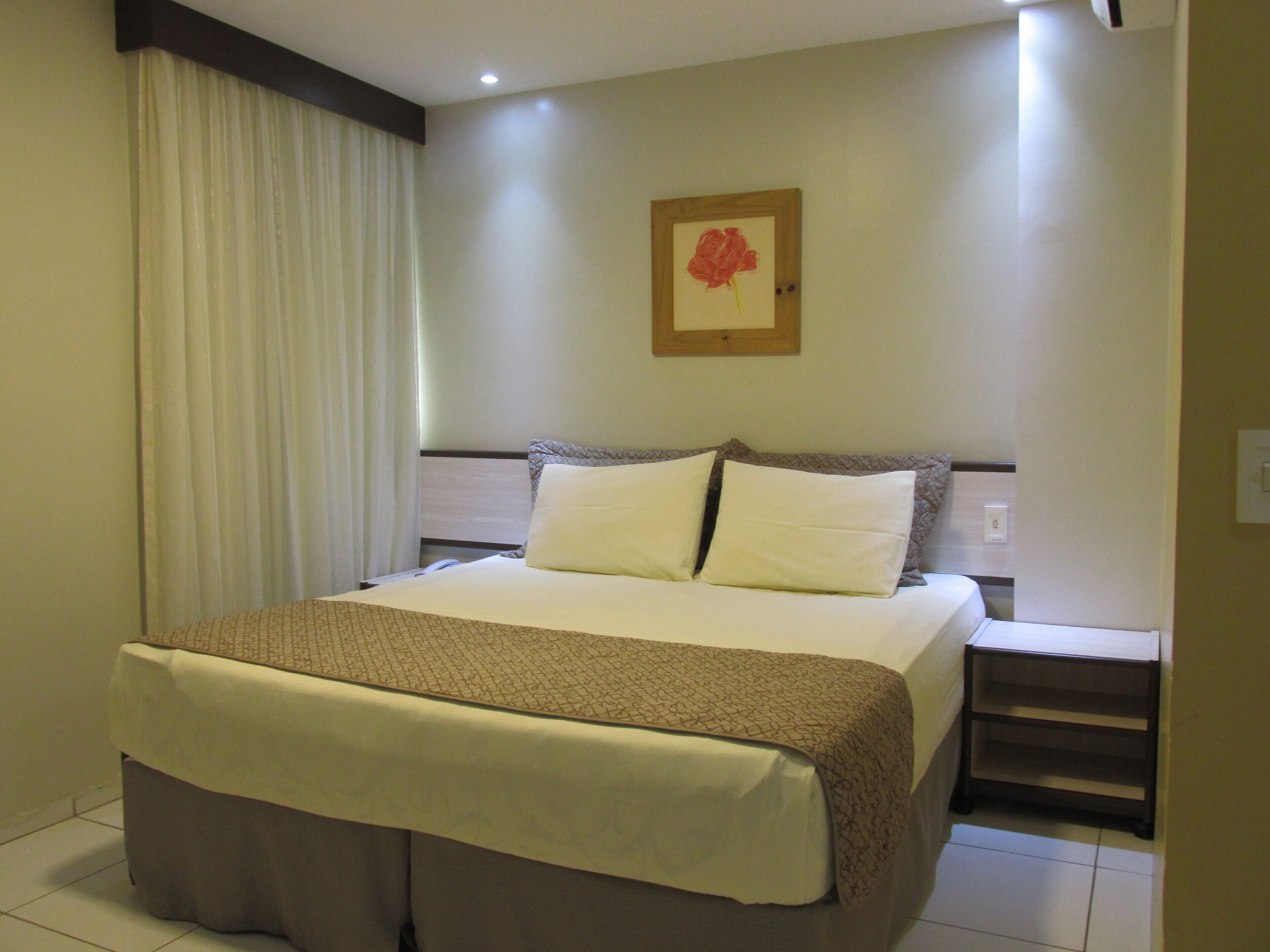 Frigobar, cofres nos quartos, cortinas blackout, Wi-Fi de cortesia