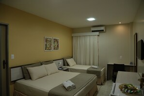 Quarto triplo luxo | Frigobar, cofres nos quartos, cortinas blackout, Wi-Fi de cortesia