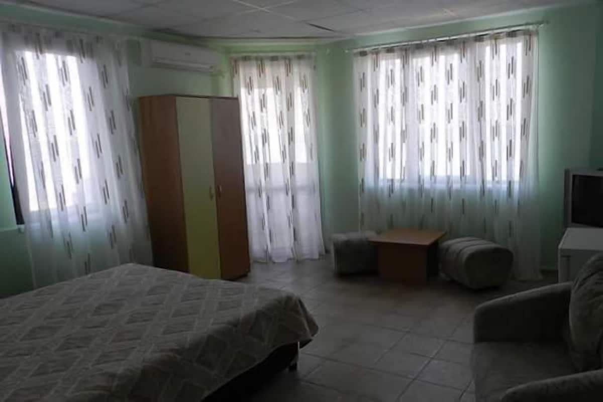 Standard Twin Room | In-room safe, iron/ironing board (on request), WiFi (free), bed sheets