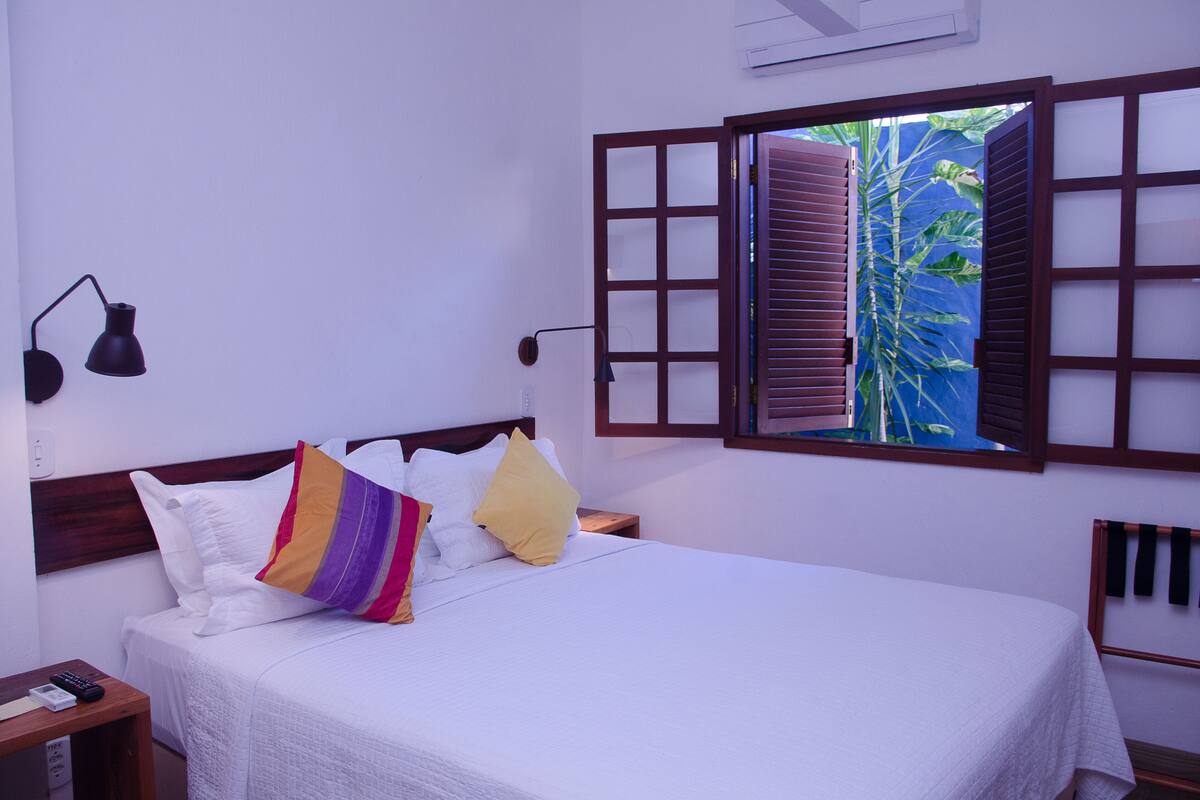 Twin Room, 1 Queen Bed | Minibar, iron/ironing board (on request), WiFi (free), bed sheets