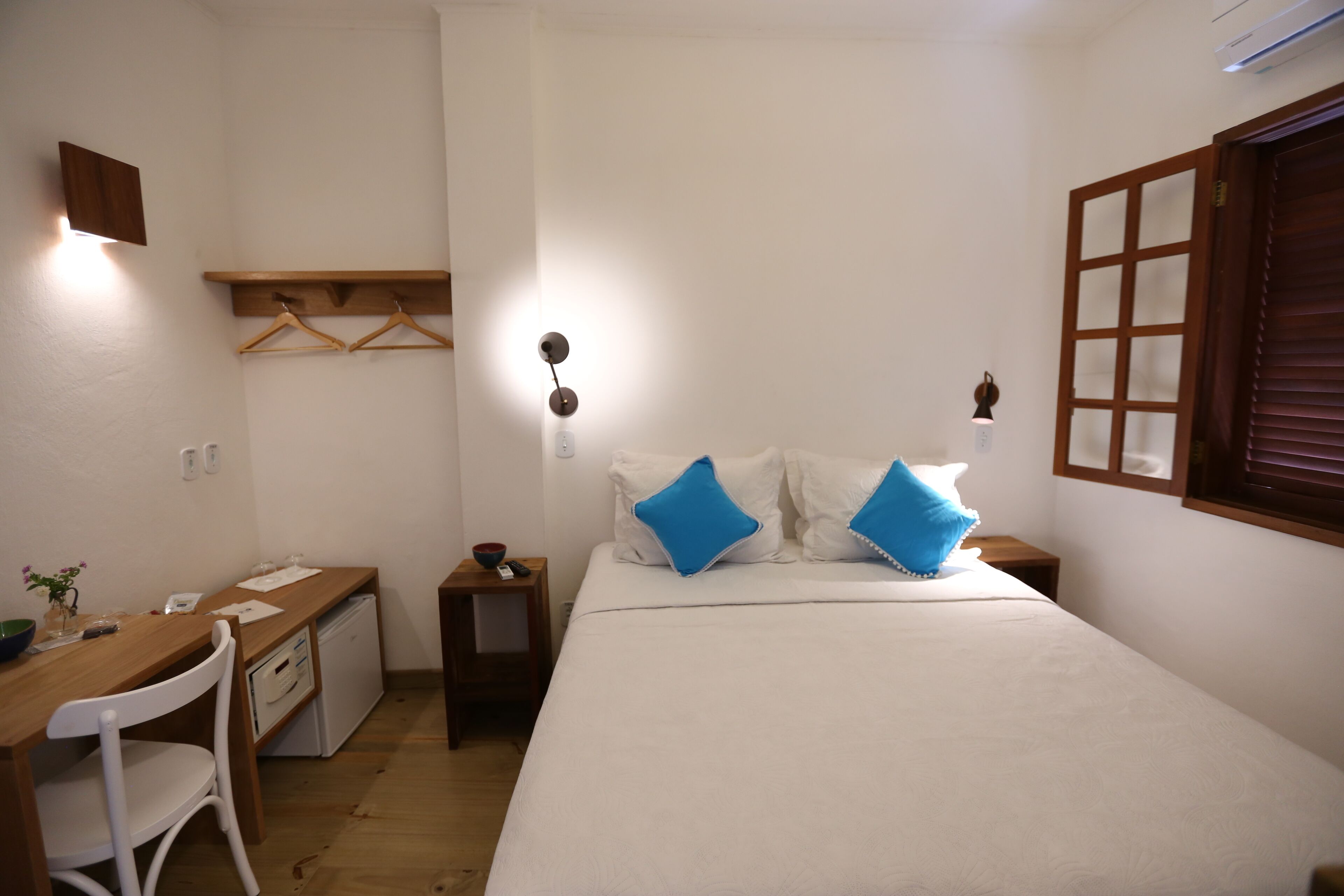 suite, 1 queen bed | minibar, iron/ironing board, free wifi, bed sheets