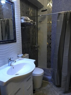 Room, 1 King Bed | Minibar, individually decorated, individually furnished, desk - Old Tbilisi Gate (Tbilisi)