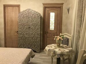 Room, 1 King Bed | Minibar, individually decorated, individually furnished, desk - Old Tbilisi Gate (Tbilisi)