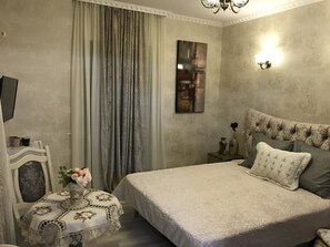 Minibar, individually decorated, individually furnished, desk - Old Tbilisi Gate (Tbilisi)
