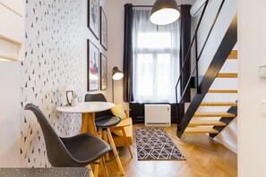 Escritorio, espacio para trabajar con laptop y cortinas blackout