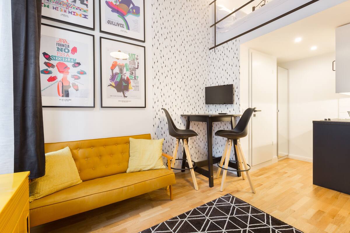 Standard Studio, 1 Queen Bed, Courtyard View | Desk, laptop workspace, blackout drapes, iron/ironing board
