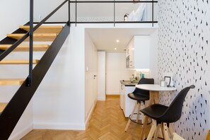 Escritorio, espacio para trabajar con laptop y cortinas blackout