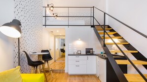 Escritorio, espacio para trabajar con laptop y cortinas blackout 