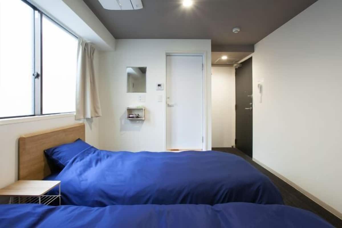 Cortinas blackout, insonorización y tabla de planchar con plancha
