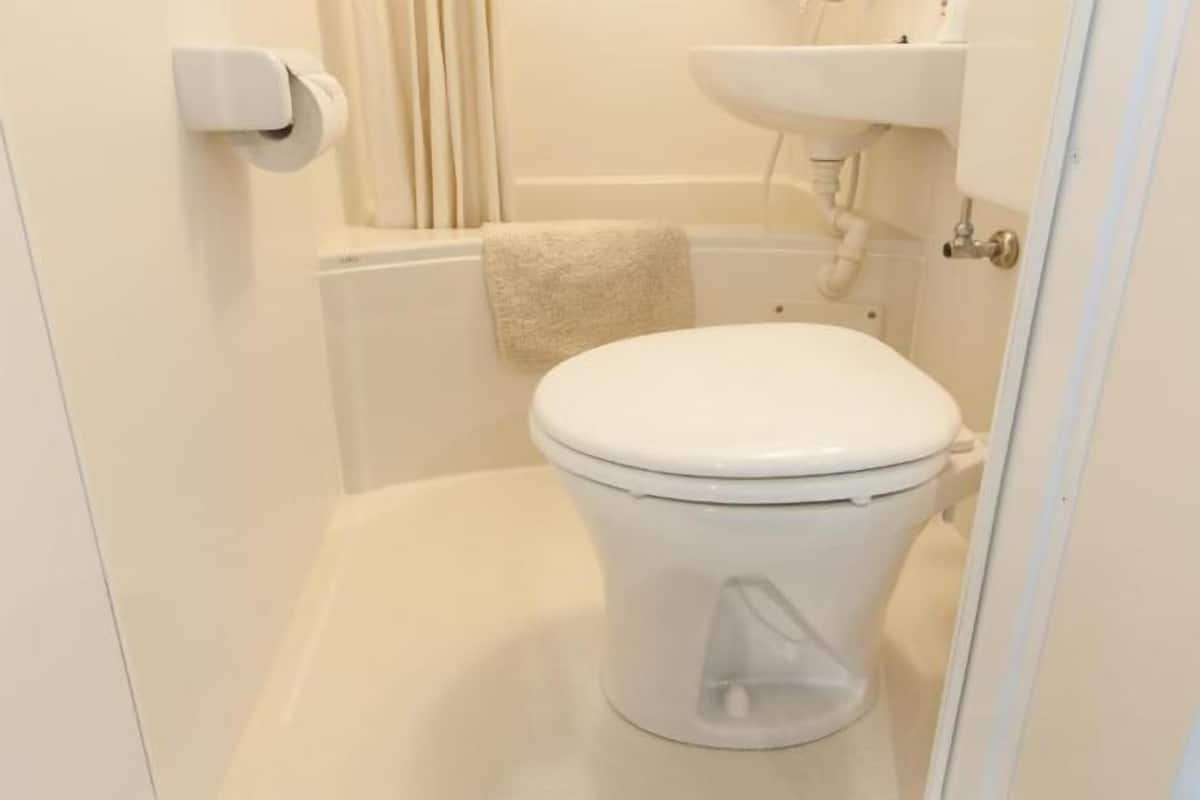 Baño | Tina con regadera, secadora de cabello, pantuflas, toallas
