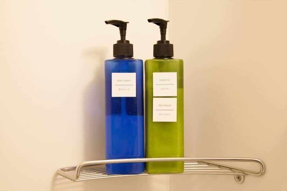 Amenidades de baño | Tina con regadera, secadora de cabello, pantuflas, toallas