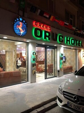 숙박 시설 정면 - 저녁/밤