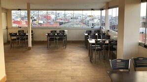 朝食 (ビュッフェ)、毎日提供 (無料)