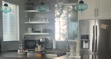 MANHATTEN RANNAN ADJACENTTI, NÄKYMÄT, GARAGE, ILMASTOINTI, PRIVATE PATIO GATED.