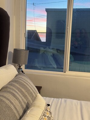 2 間睡房、書桌、熨斗/熨衫板、可攜式嬰兒床