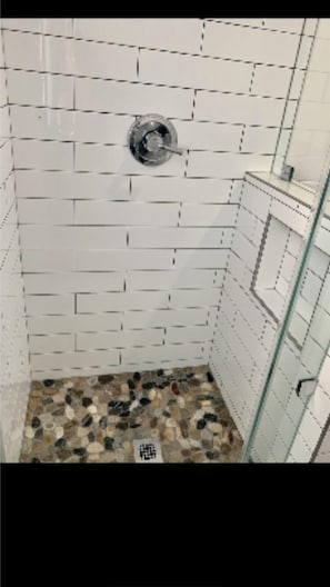 Combined shower/bathtub, hair dryer, bidet, towels - โ๏ธ๐๏ธ๐๐ปโโ๏ธ๐๐ผ๐Manhattan Bch adjacent to Hermosa Bch, 2 ๐ Garage, gated patio (Hermosa Beach)